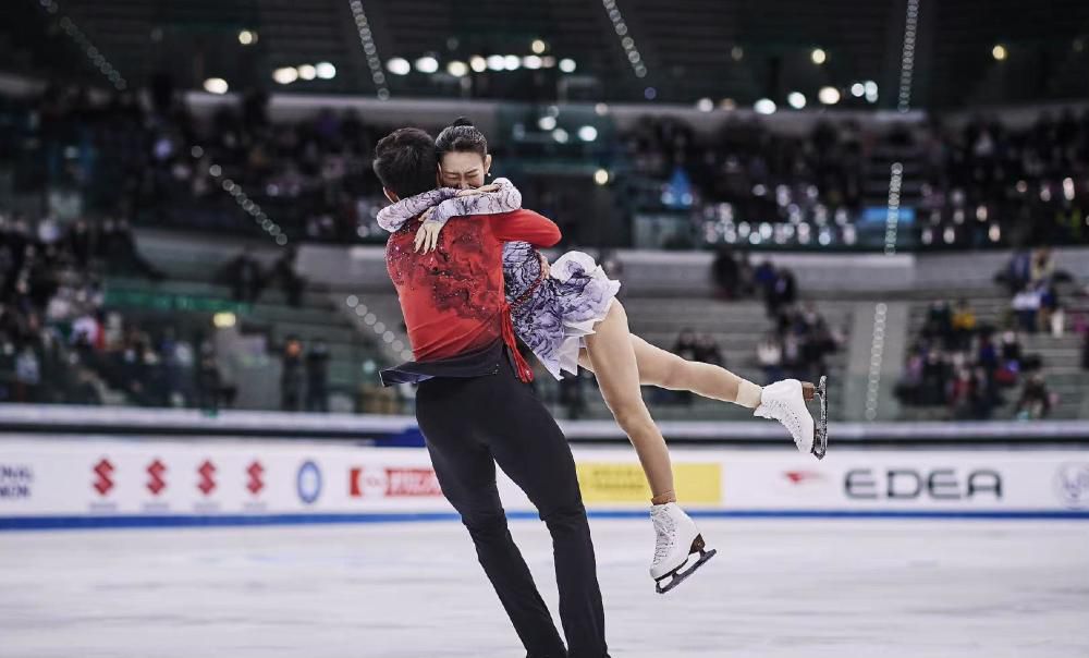 演员的表演可以说很到位，几个女演员也很养眼，托马斯的形象一起头让人不喜好，可是渐渐地就看顺眼了。